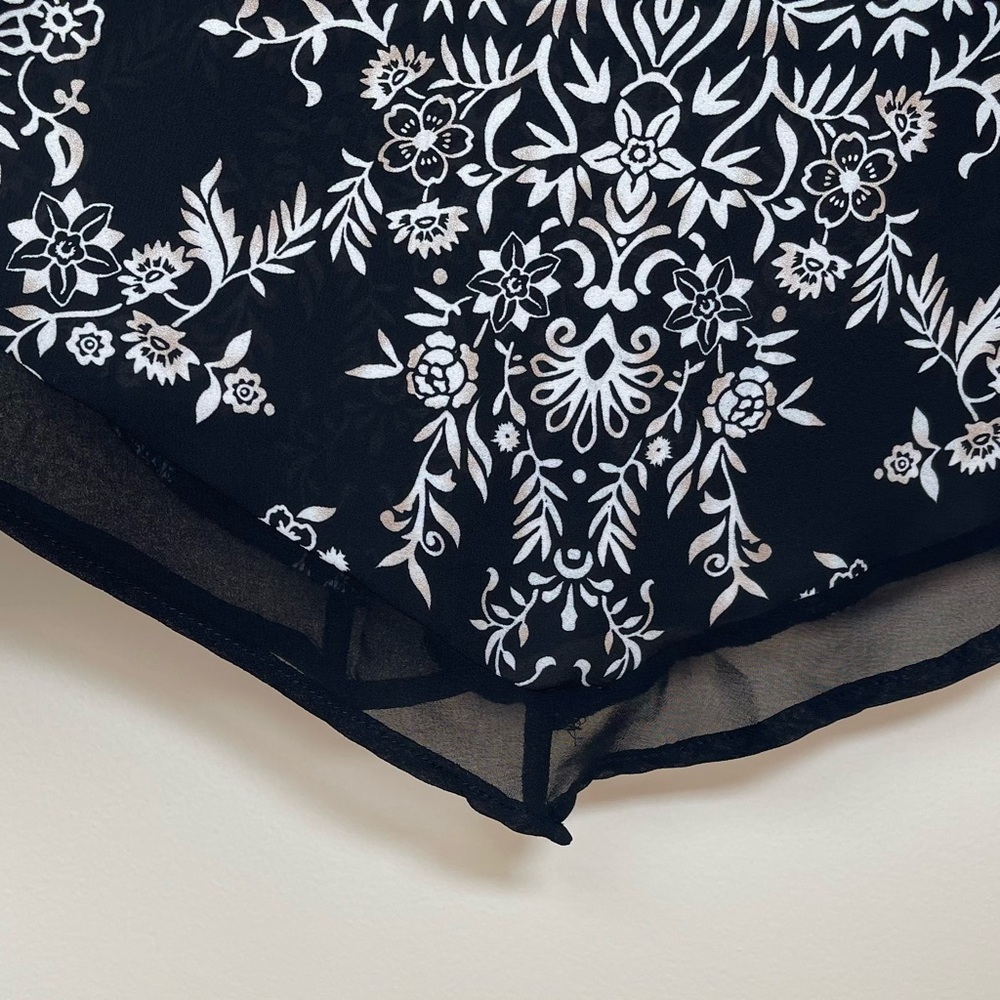 Roz & Ali | Black Floral and Beaded Neckline Blouse | Large - Picture 4 of 9